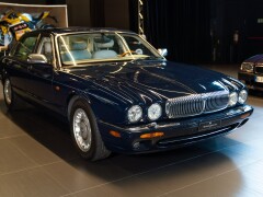 Daimler V8 LWB 