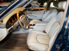 Daimler V8 LWB 
