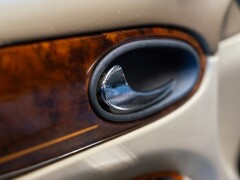 Daimler V8 LWB 
