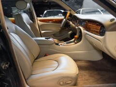 Daimler V8 LWB 