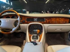 Daimler V8 LWB 