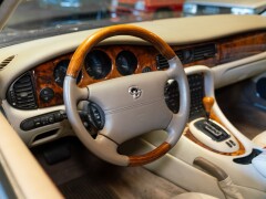 Daimler V8 LWB 