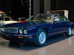 Daimler V8 LWB 