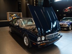 Daimler V8 LWB 