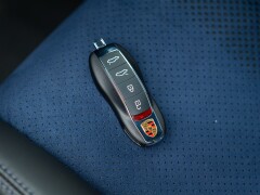Porsche CAYMAN 718 GT4 RS “weissach” 
